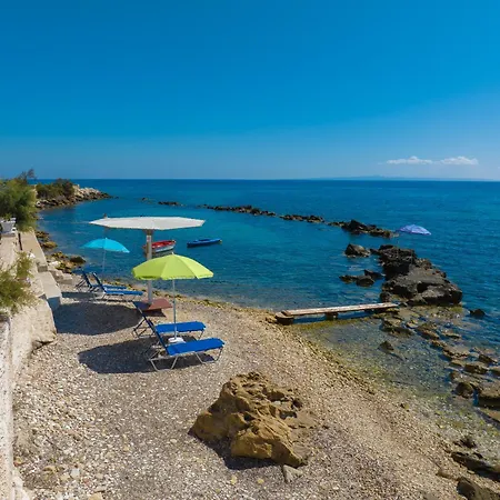 Elena's Seafront Deluxe Апартаменты Акротири
