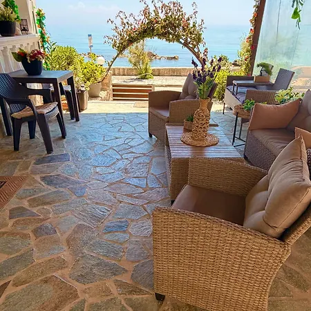 Elena's Seafront Deluxe Апартаменты Акротири