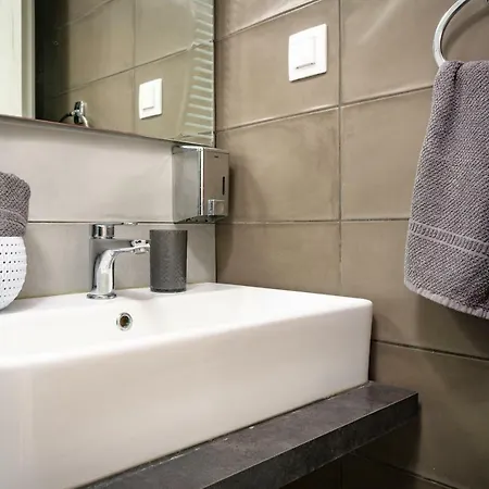 Elena's Seafront Deluxe Apartment *