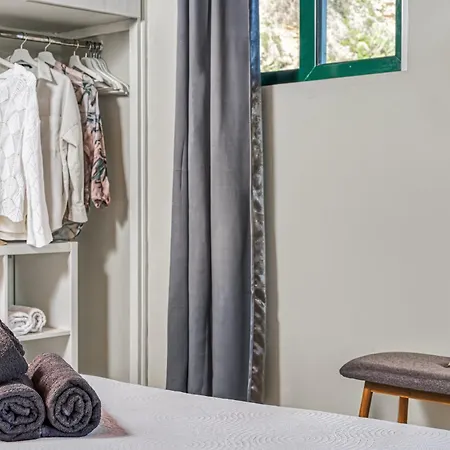 Elena's Seafront Deluxe Apartman